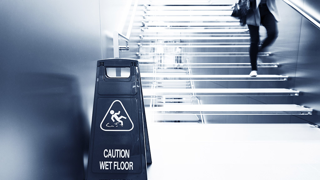 Jak dostać odszkodowanie za upadek ze schodów w miejscu publicznym w Anglii